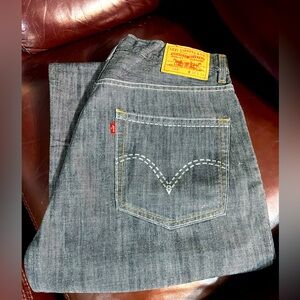 Levi’s men’s 36/34 wide loose fit jeans style 569